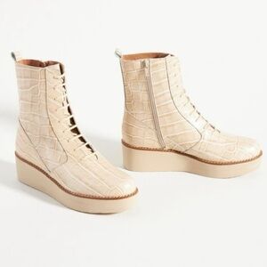 Anthropologie Lace Up Stompy Creme Alligator Print Platform Boots size 39
